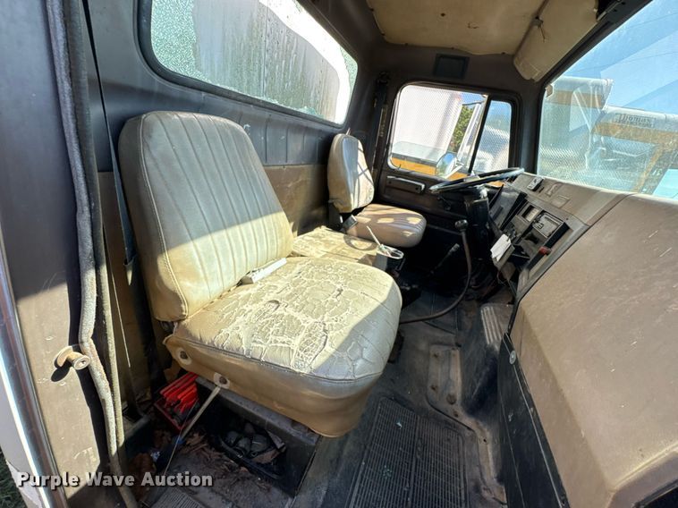 image for item DU9146 1992 International 4700 box truck