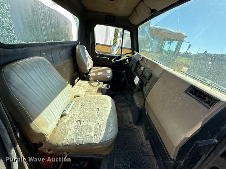 image for item DU9146 1992 International 4700 box truck