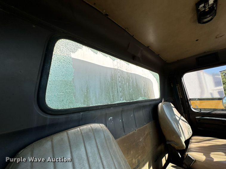 image for item DU9146 1992 International 4700 box truck