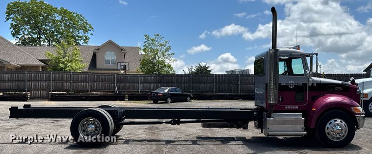image for item DU9160 2012 Peterbilt 337 truck cab and chassis