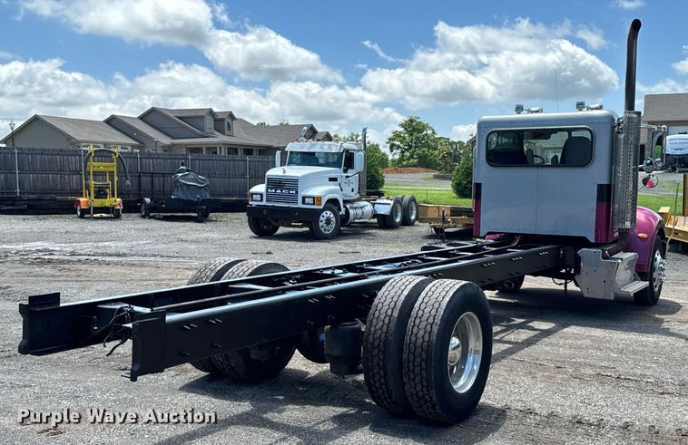 image for item DU9160 2012 Peterbilt 337 truck cab and chassis