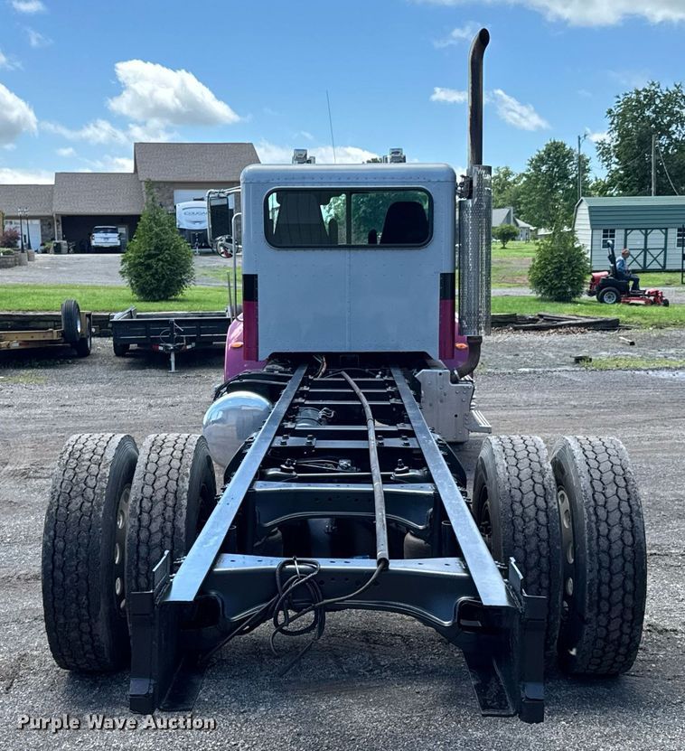 image for item DU9160 2012 Peterbilt 337 truck cab and chassis