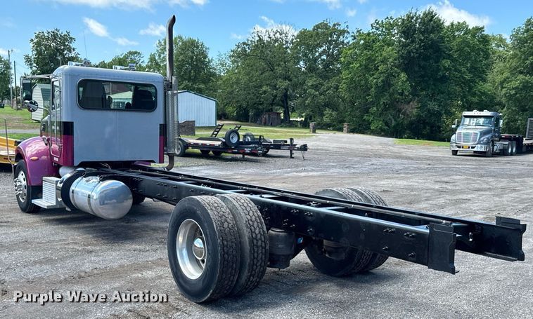 image for item DU9160 2012 Peterbilt 337 truck cab and chassis