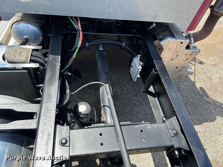 image for item DU9160 2012 Peterbilt 337 truck cab and chassis