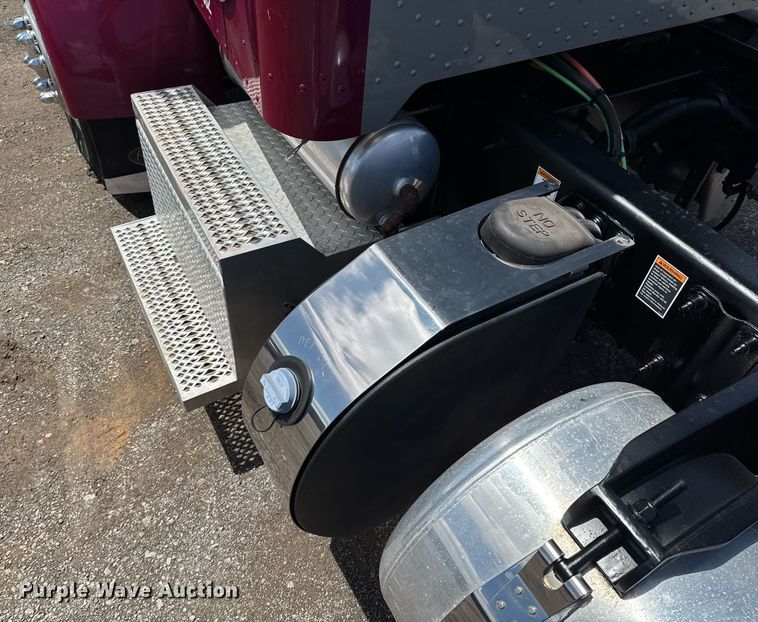 image for item DU9160 2012 Peterbilt 337 truck cab and chassis