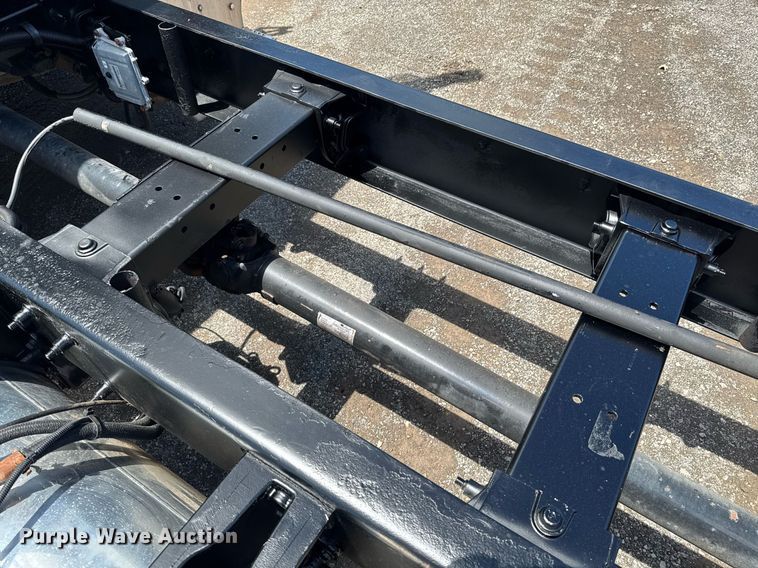 image for item DU9160 2012 Peterbilt 337 truck cab and chassis