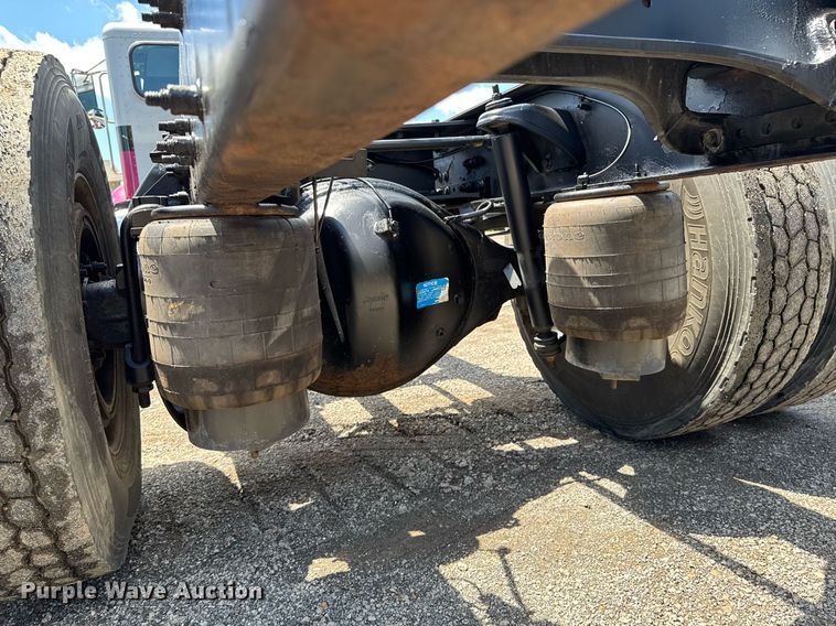 image for item DU9160 2012 Peterbilt 337 truck cab and chassis