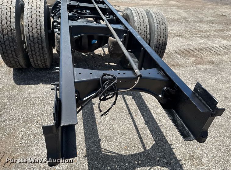 image for item DU9160 2012 Peterbilt 337 truck cab and chassis