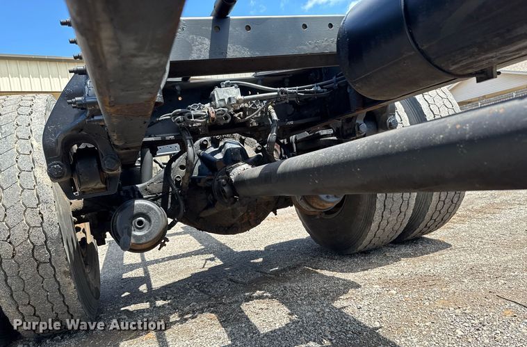 image for item DU9160 2012 Peterbilt 337 truck cab and chassis