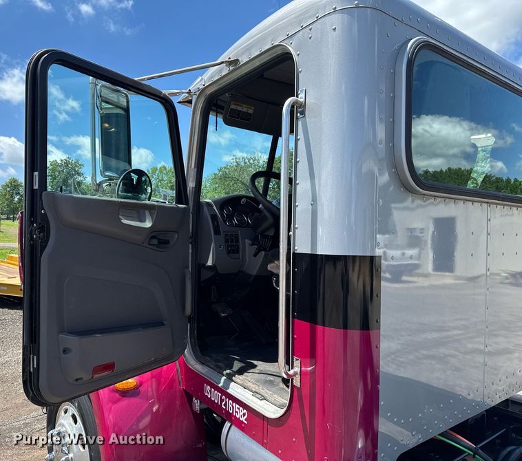 image for item DU9160 2012 Peterbilt 337 truck cab and chassis