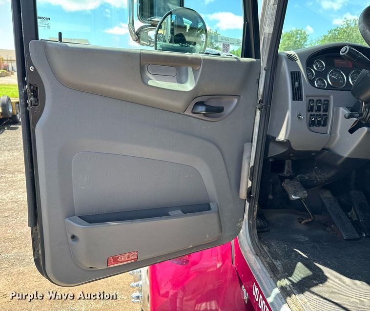 image for item DU9160 2012 Peterbilt 337 truck cab and chassis