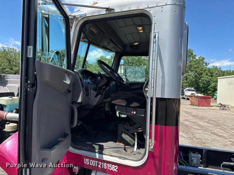 image for item DU9160 2012 Peterbilt 337 truck cab and chassis