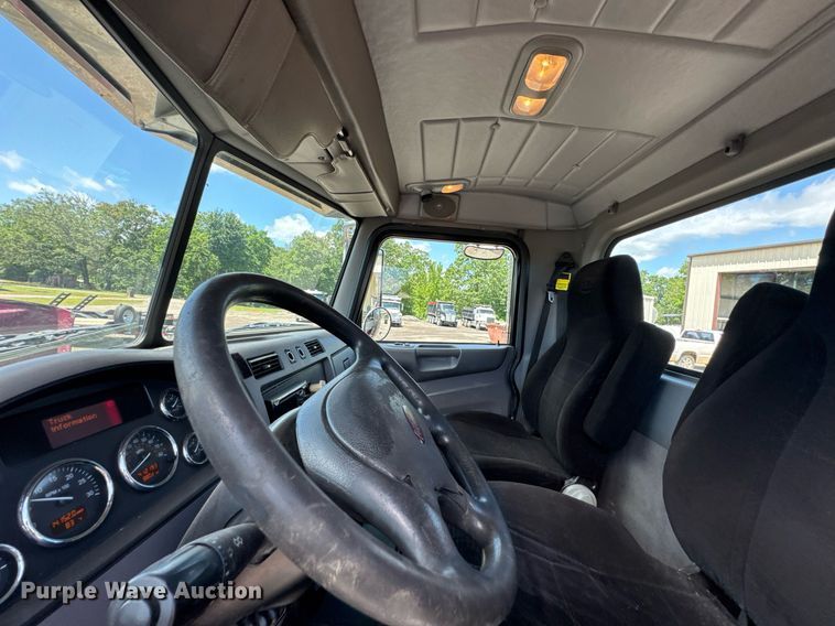 image for item DU9160 2012 Peterbilt 337 truck cab and chassis