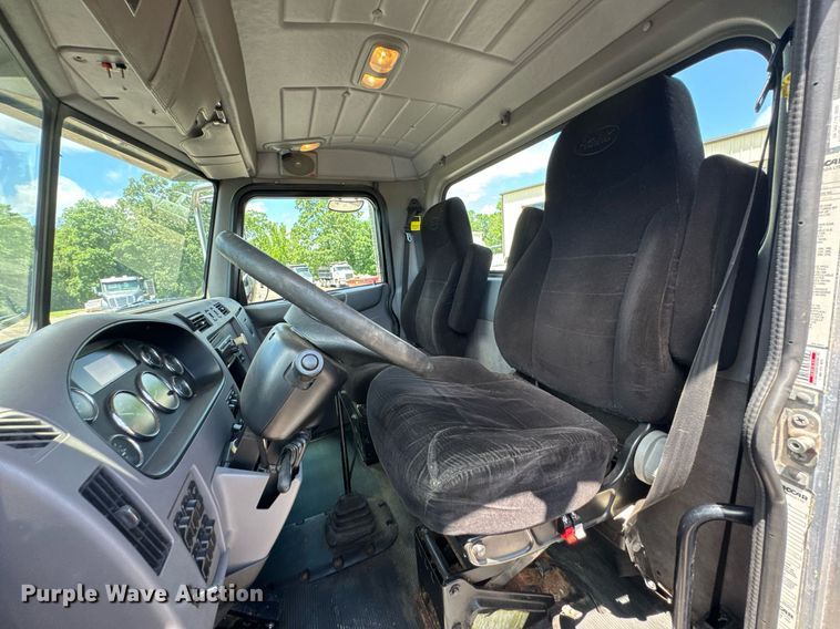 image for item DU9160 2012 Peterbilt 337 truck cab and chassis