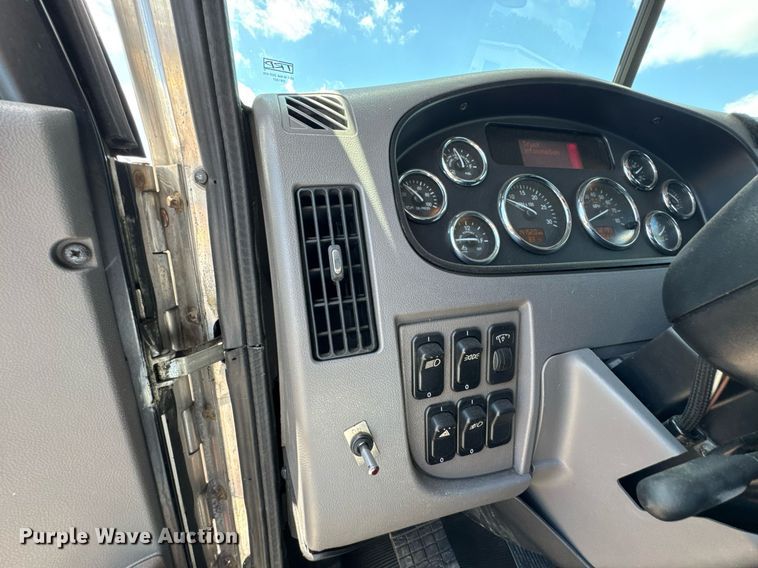 image for item DU9160 2012 Peterbilt 337 truck cab and chassis