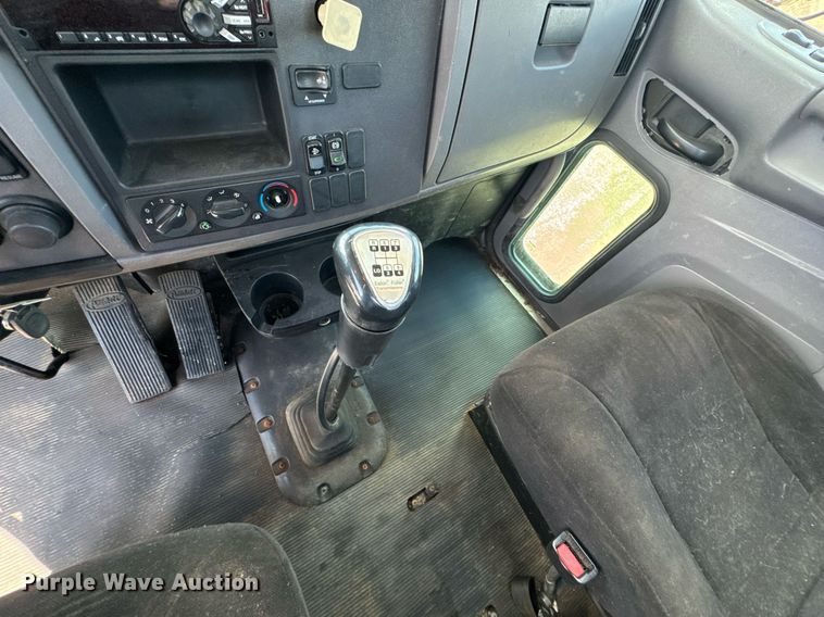 image for item DU9160 2012 Peterbilt 337 truck cab and chassis