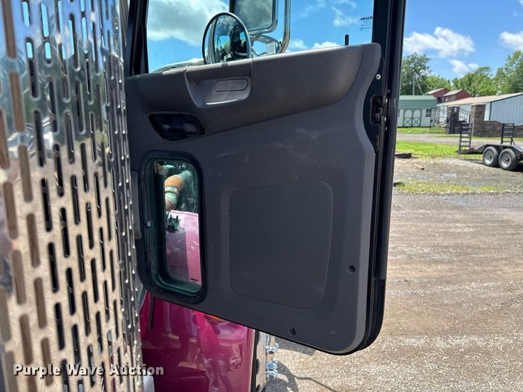 image for item DU9160 2012 Peterbilt 337 truck cab and chassis