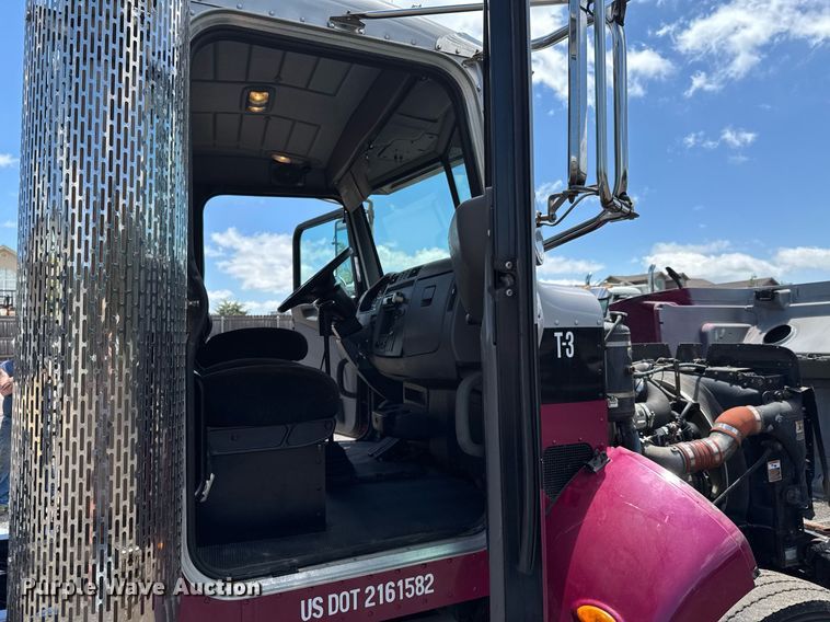 image for item DU9160 2012 Peterbilt 337 truck cab and chassis
