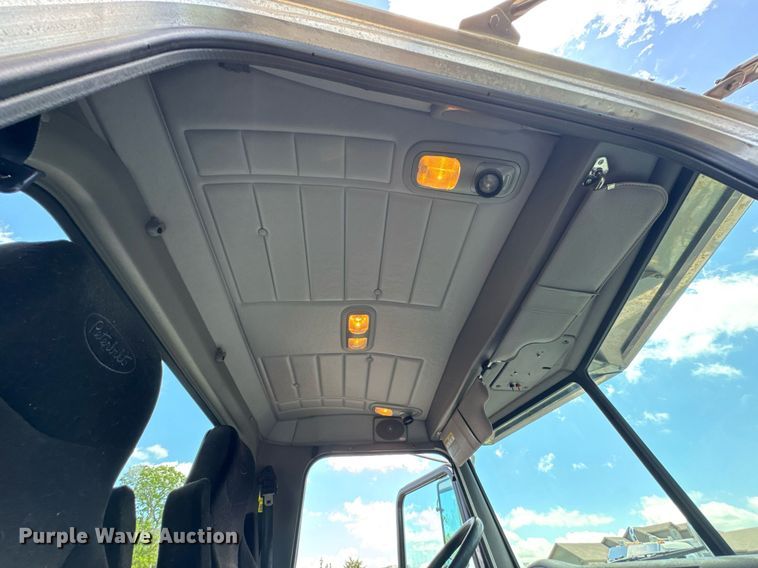 image for item DU9160 2012 Peterbilt 337 truck cab and chassis