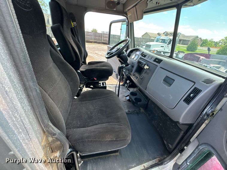 image for item DU9160 2012 Peterbilt 337 truck cab and chassis