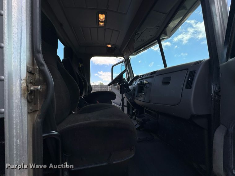 image for item DU9160 2012 Peterbilt 337 truck cab and chassis