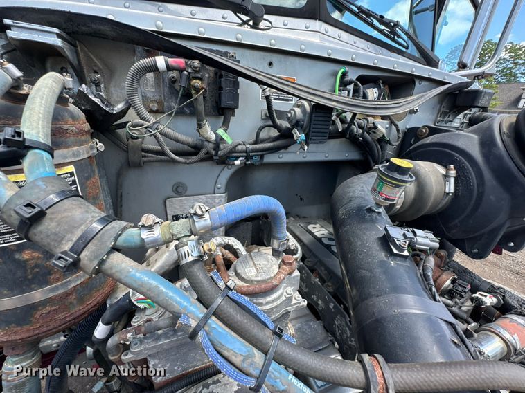 image for item DU9160 2012 Peterbilt 337 truck cab and chassis