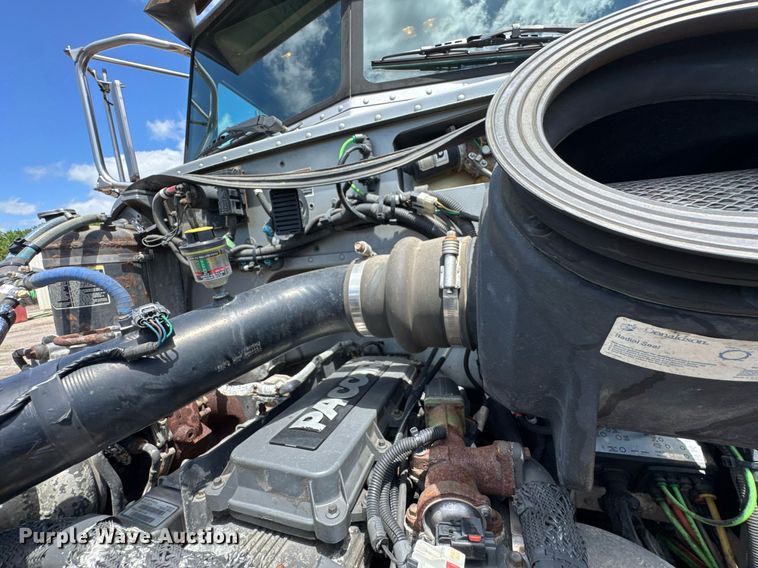 image for item DU9160 2012 Peterbilt 337 truck cab and chassis