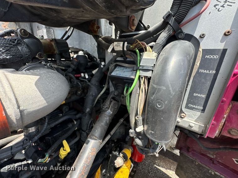 image for item DU9160 2012 Peterbilt 337 truck cab and chassis