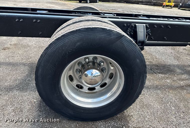 image for item DU9160 2012 Peterbilt 337 truck cab and chassis