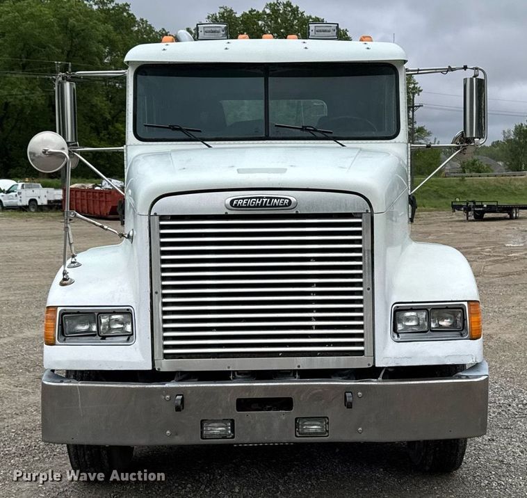 image for item DV2659 2000 Freightliner FLD112 semi truck