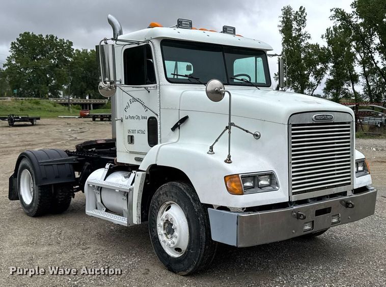 image for item DV2659 2000 Freightliner FLD112 semi truck
