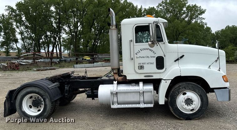 image for item DV2659 2000 Freightliner FLD112 semi truck