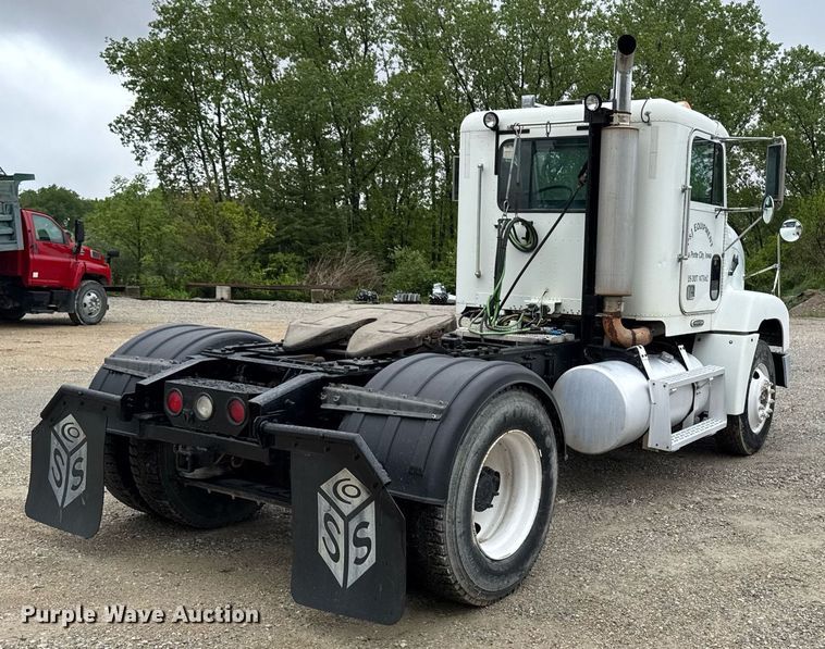 image for item DV2659 2000 Freightliner FLD112 semi truck