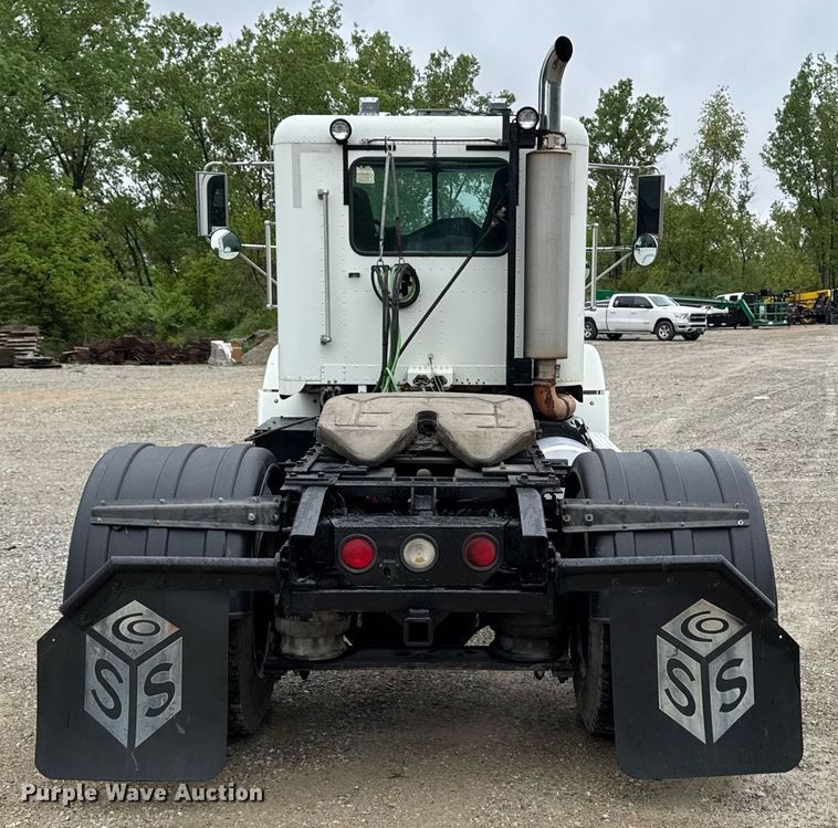 image for item DV2659 2000 Freightliner FLD112 semi truck