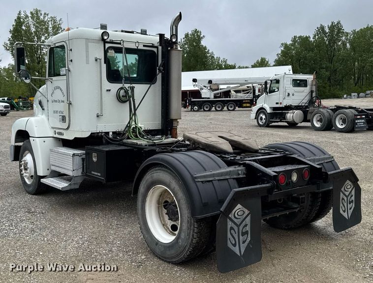 image for item DV2659 2000 Freightliner FLD112 semi truck