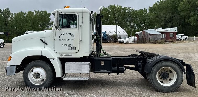 image for item DV2659 2000 Freightliner FLD112 semi truck