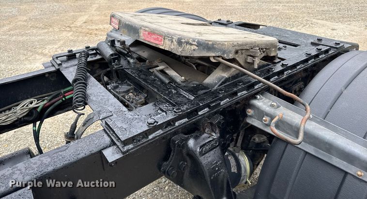 image for item DV2659 2000 Freightliner FLD112 semi truck