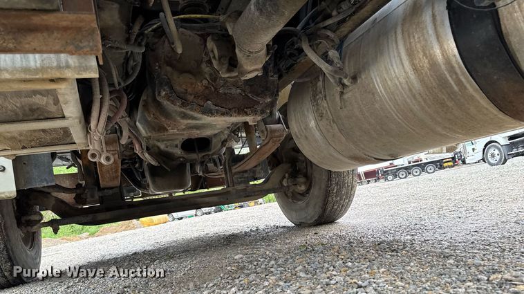 image for item DV2659 2000 Freightliner FLD112 semi truck