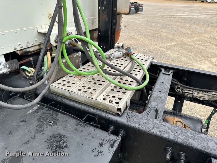 image for item DV2659 2000 Freightliner FLD112 semi truck