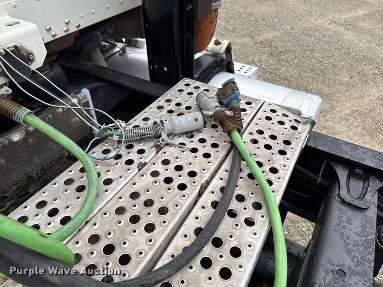 image for item DV2659 2000 Freightliner FLD112 semi truck