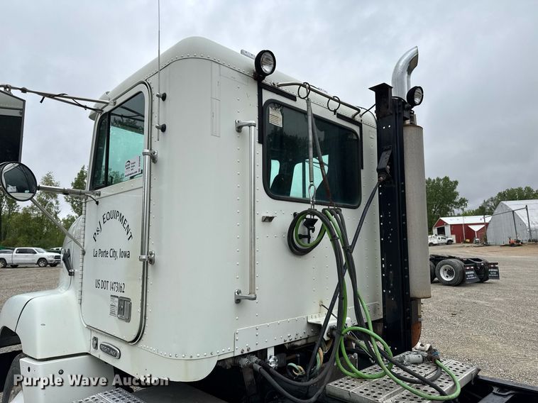 image for item DV2659 2000 Freightliner FLD112 semi truck