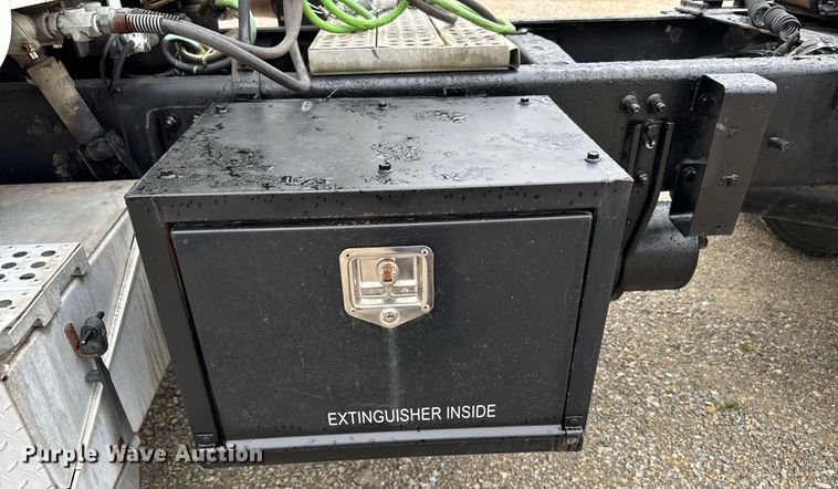 image for item DV2659 2000 Freightliner FLD112 semi truck