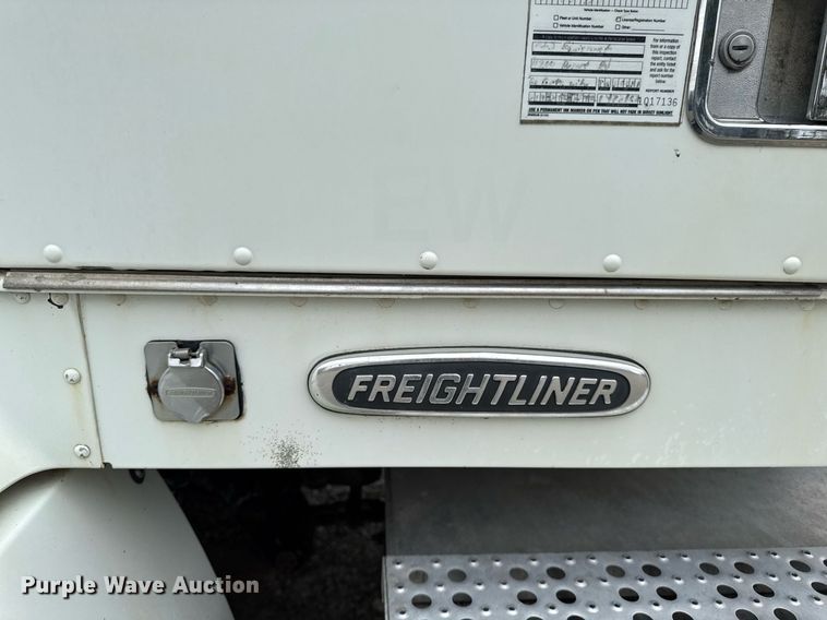 image for item DV2659 2000 Freightliner FLD112 semi truck