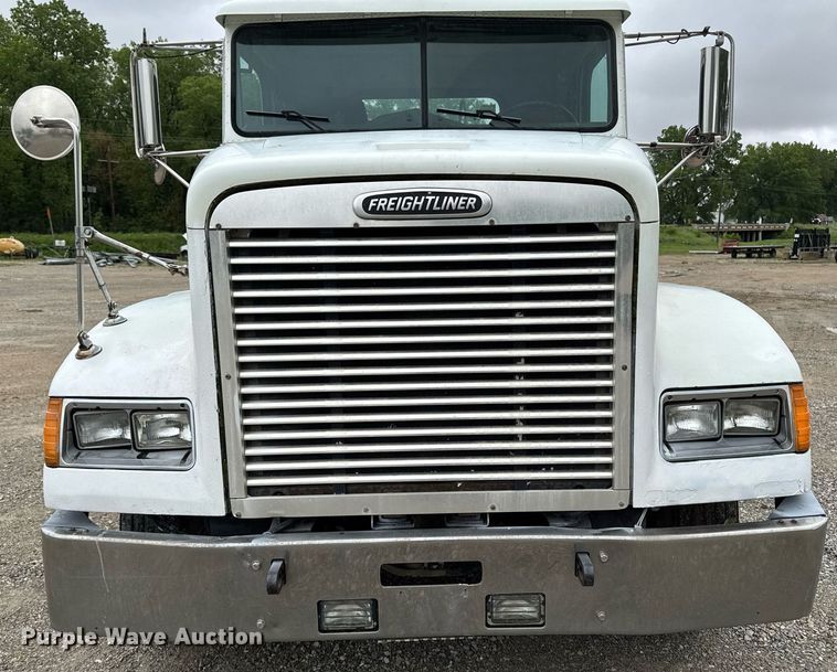 image for item DV2659 2000 Freightliner FLD112 semi truck