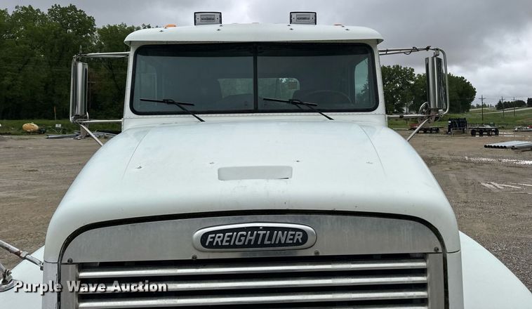 image for item DV2659 2000 Freightliner FLD112 semi truck