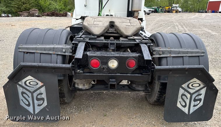 image for item DV2659 2000 Freightliner FLD112 semi truck