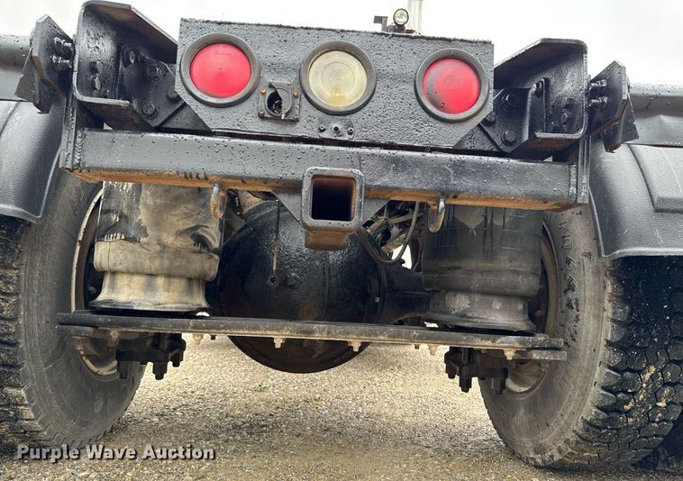 image for item DV2659 2000 Freightliner FLD112 semi truck