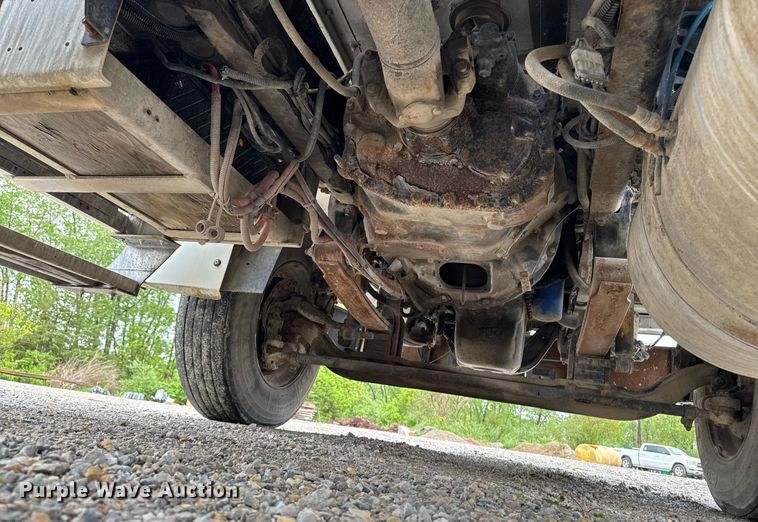 image for item DV2659 2000 Freightliner FLD112 semi truck