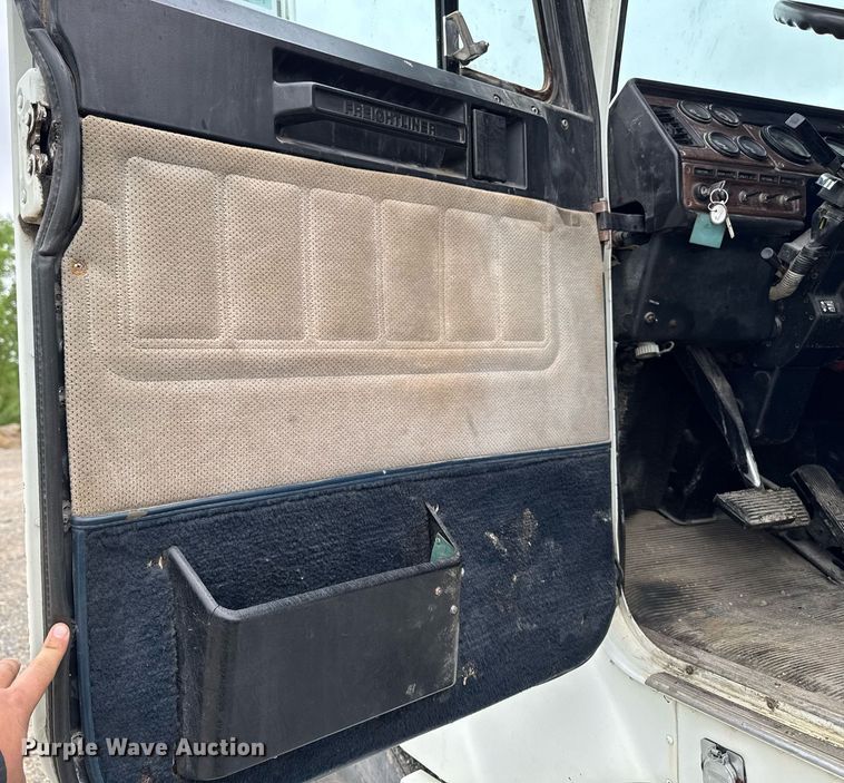 image for item DV2659 2000 Freightliner FLD112 semi truck