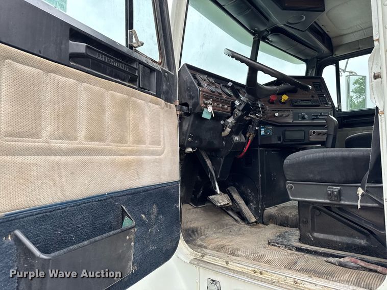 image for item DV2659 2000 Freightliner FLD112 semi truck